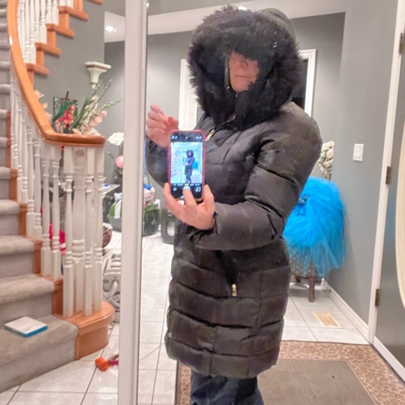 Fits a size 8. Medium size down and feather filled. - Picture 2 of 4